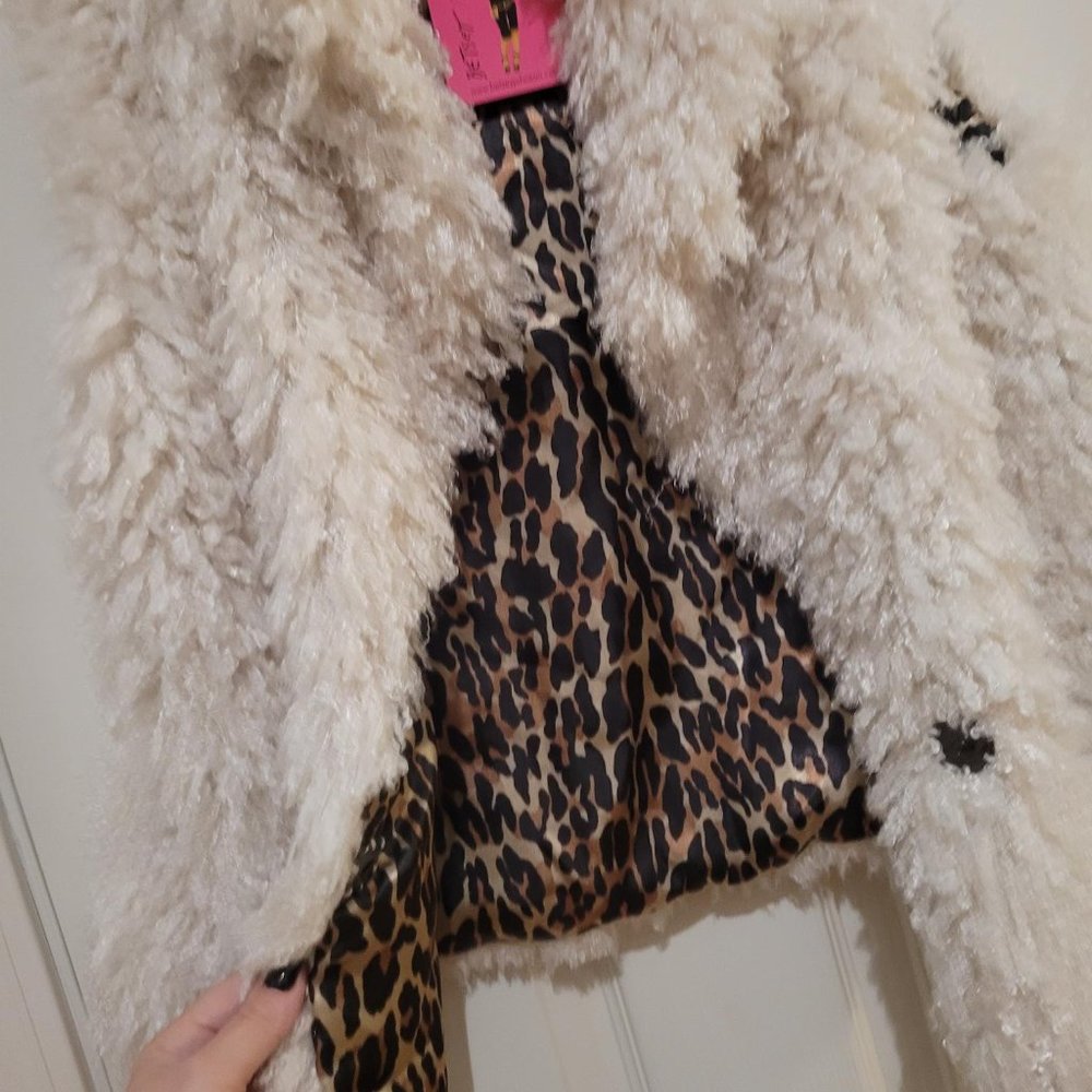 Betsey Johnson Cream Faux Fur Vest with Leopard Print Lining - Picture 5 of 5